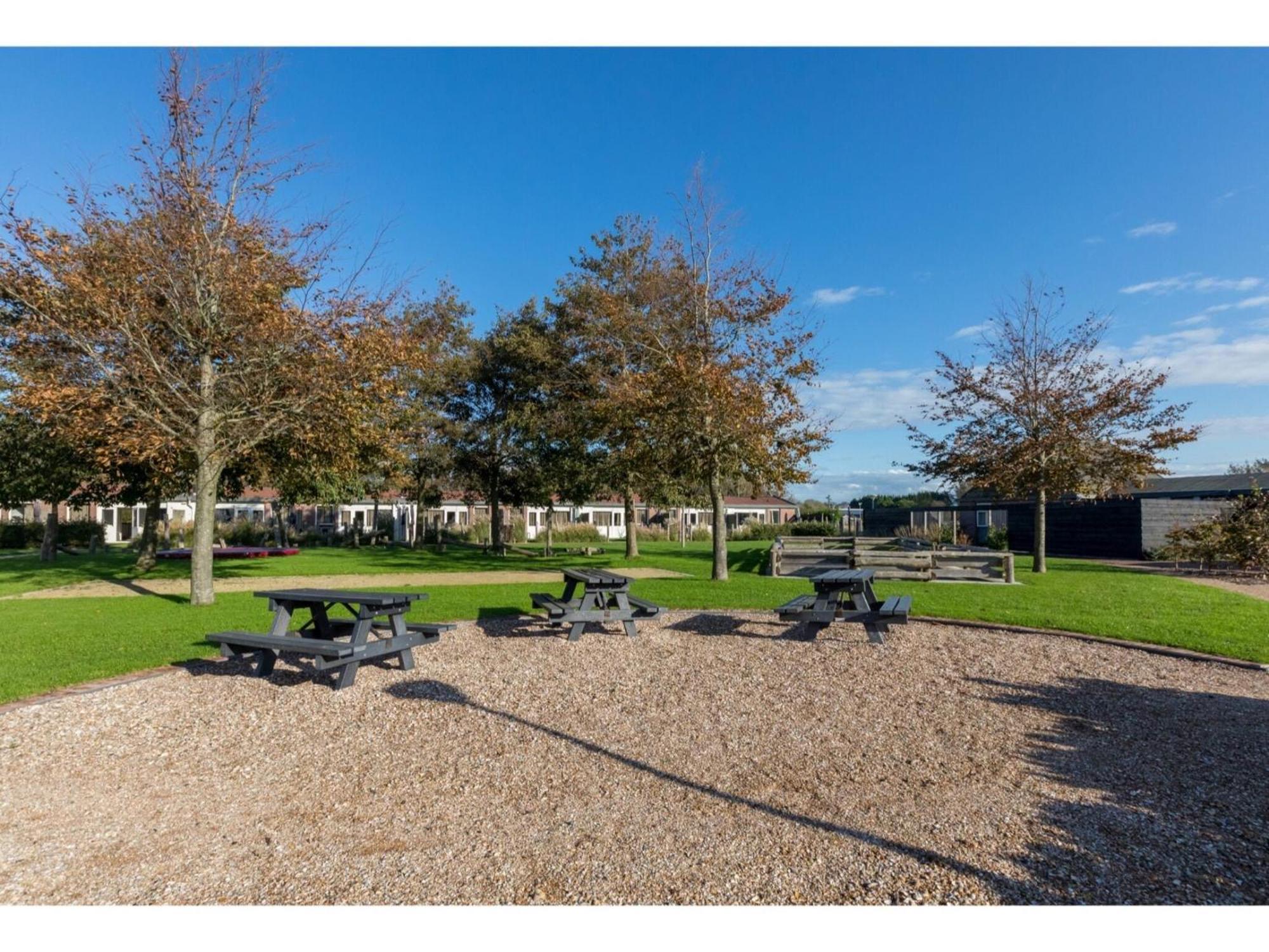 Family House On A Small Park With A Large Playing Field Serooskerke  Esterno foto