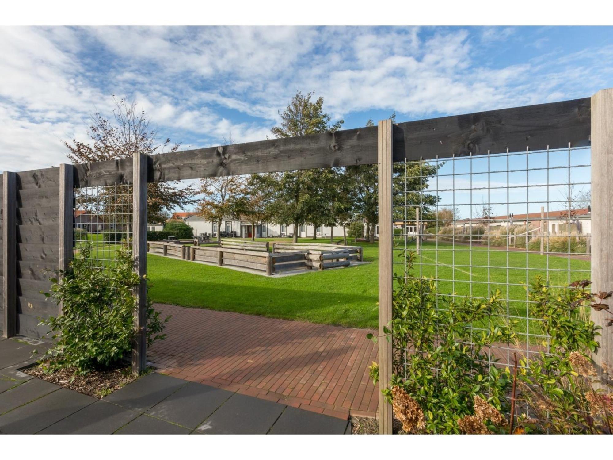 Family House On A Small Park With A Large Playing Field Serooskerke  Esterno foto